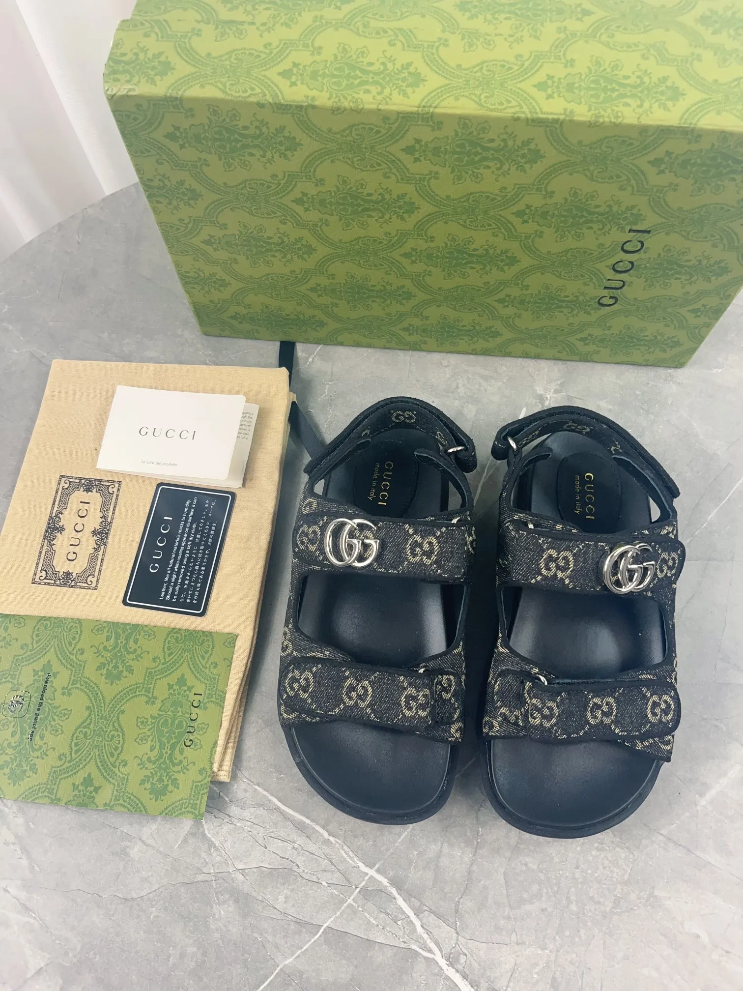 👟👟Ex-factory price 520👟👟 2024 Gucci presbyopic fabric sandals, Gucci special presbyopic canvas fabric with double G metal buckle, fabric: double G presbyopic/imported cowhide, lining: cow lining, outsole: rubber outsole, size: 35-42